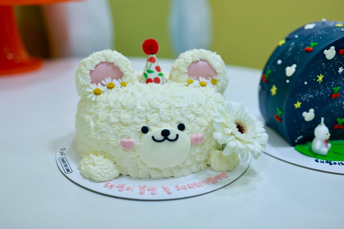 chaen_the_land's tweet photo. 1부 케이크에는 체리 생일모자를 쓰고 있는 채연이를 닮은 하얀 곰 디자인을,
2부 케이크에는 Like a star의 가삿말을 활용하여 하얀 곰(채연이)을 빛내주는 달과 별, 그리고 체리(채리쉬)를 밤하늘에 새긴 디자인으로
채리쉬의 마음을 담아 채연이에게 전했습니다. https://t.co/E9LoRtDbME