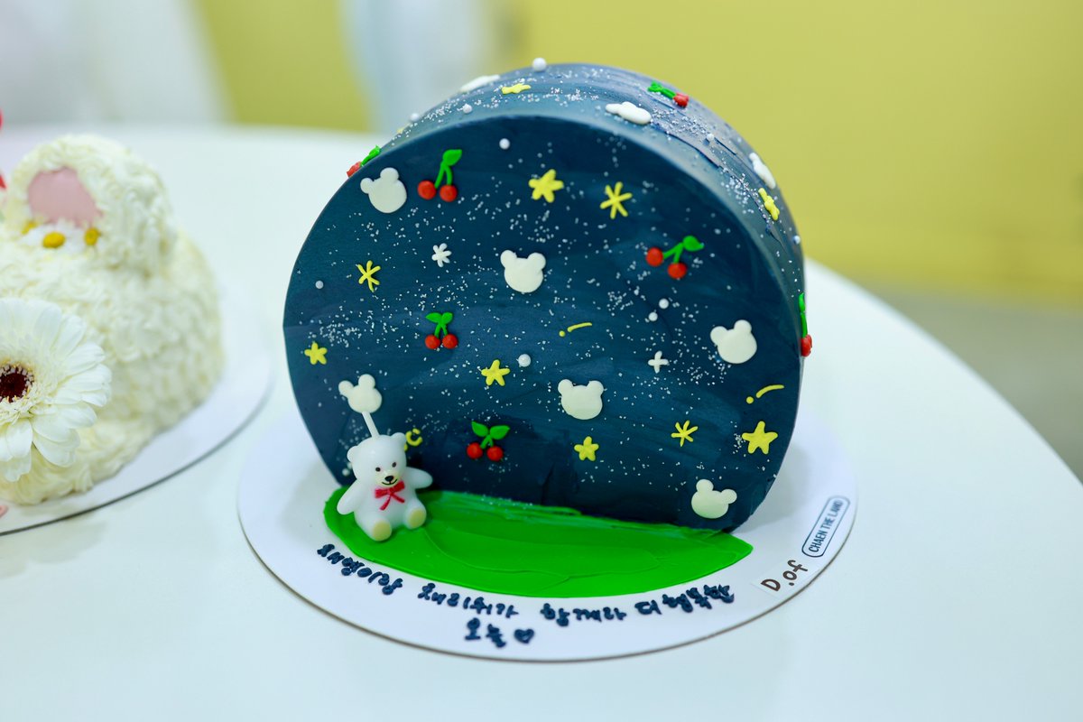 chaen_the_land's tweet photo. 1부 케이크에는 체리 생일모자를 쓰고 있는 채연이를 닮은 하얀 곰 디자인을,
2부 케이크에는 Like a star의 가삿말을 활용하여 하얀 곰(채연이)을 빛내주는 달과 별, 그리고 체리(채리쉬)를 밤하늘에 새긴 디자인으로
채리쉬의 마음을 담아 채연이에게 전했습니다. https://t.co/E9LoRtDbME