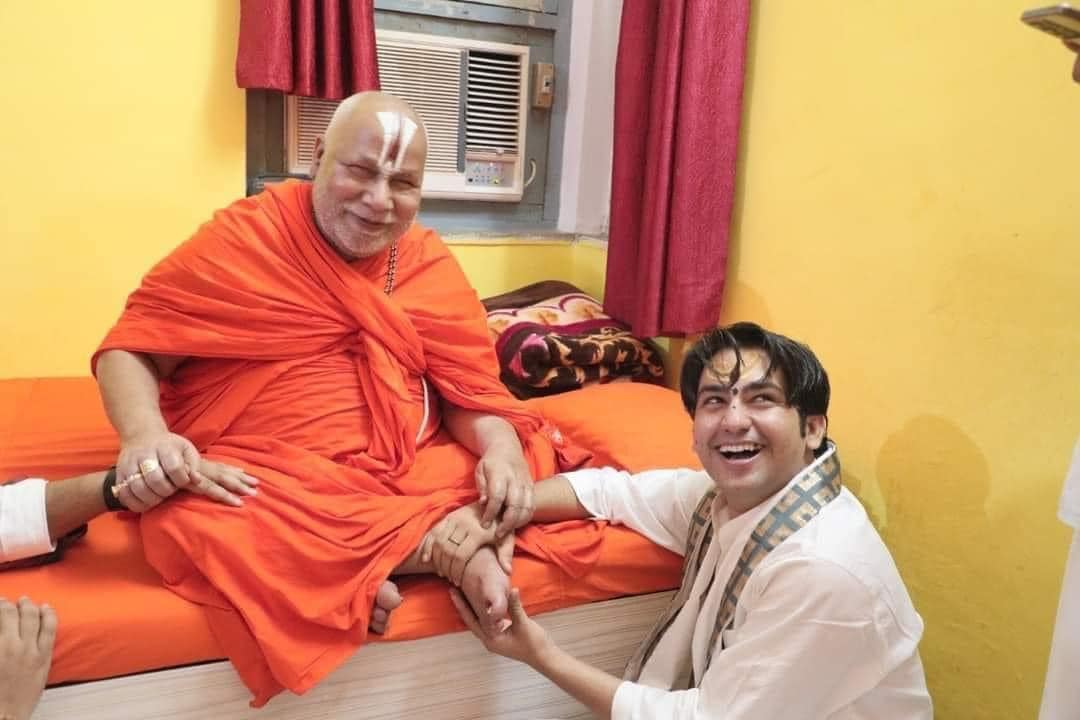 bageshwardham's tweet photo. पूज्यपाद जगदगुरू तुलसीपीठाधीश्वर, धर्मावतार,धर्मस्वरूप,धर्मप्राण,पद्मविभूषित जगद्गुरु रामानंदाचार्य सद्गुरू भगवान के पावन प्रा���ट्य दिवस की अनंत शुभकामना बधाई…आप दीर्घायु हो यही बाला जी से कामना… https://t.co/fqHM1Gflgu