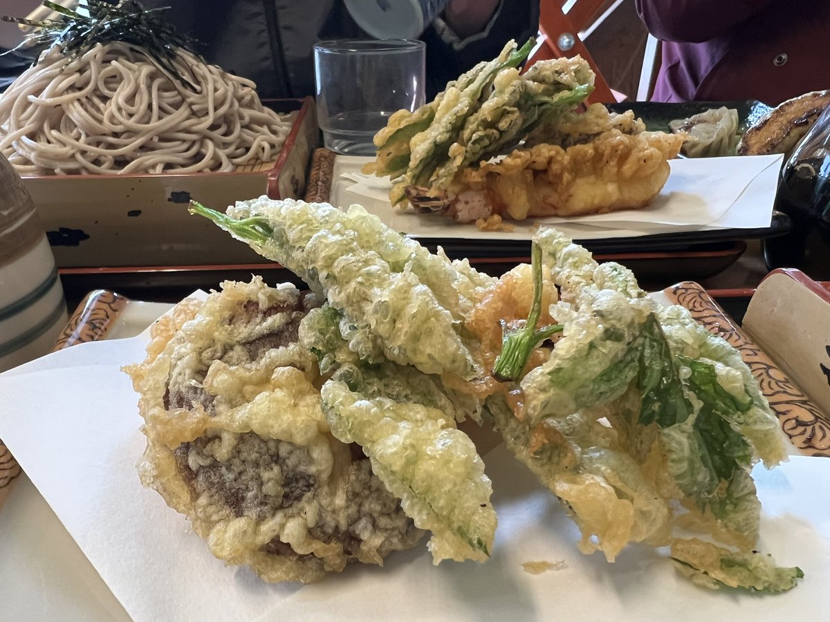 sunocean8jo's tweet photo. #八丈島のおいしいお店 も紹介します！
八丈島で大人気のお蕎麦屋さん千両さん@senryo_8jo 人気No. 1は天ざるミックスです���、餃子も食べるべき！🥟寒い日にはうどん入りおじやもいいかも〜？♨️���
#八丈島 #樫立千両 #八丈島ランチ https://t.co/BXnu8NXGQ1