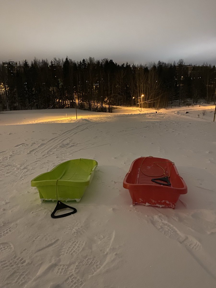 Niin hauskaa ja hyvää kuntoilua pulkkailu.Varmuuden vuoksi varhain aamulla, niin hyvin tilaa mukkailla. Eväät mukana, joten päivä käynnistyi täydellisesti.