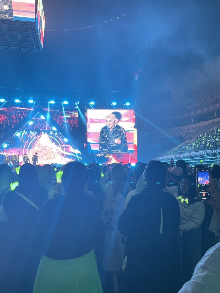 icyfruity_'s tweet photo. I harap myzen boleh contohi inazen when it comes to recording a fancam. Tak rugi pun letak phone eyelevel. Fancam still cantik. Most importantly semua boleh enjoy the concert without phone disturbing their sight 🫠 https://t.co/l5tslIt0PJ