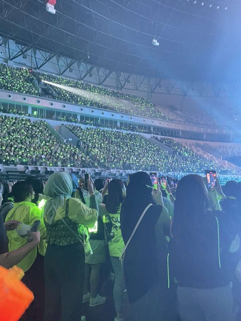icyfruity_'s tweet photo. I harap myzen boleh contohi inazen when it comes to recording a fancam. Tak rugi pun letak phone eyelevel. Fancam still cantik. Most importantly semua boleh enjoy the concert without phone disturbing their sight 🫠 https://t.co/l5tslIt0PJ