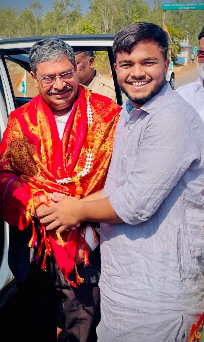 kaifuddin_999's tweet photo. Warmly Welcome To Bidar Hon’ble Political Secretary To Chief Minister Of Karnataka And MLC Mr.Naseer Ahmed Sahab…
#naseerahmedmlc #politicalsecretarytocm #tkaif #tk #statechairman #vtuuniversity #statedirector #governmentofkarnataka #Congress https://t.co/diinm7WxKq