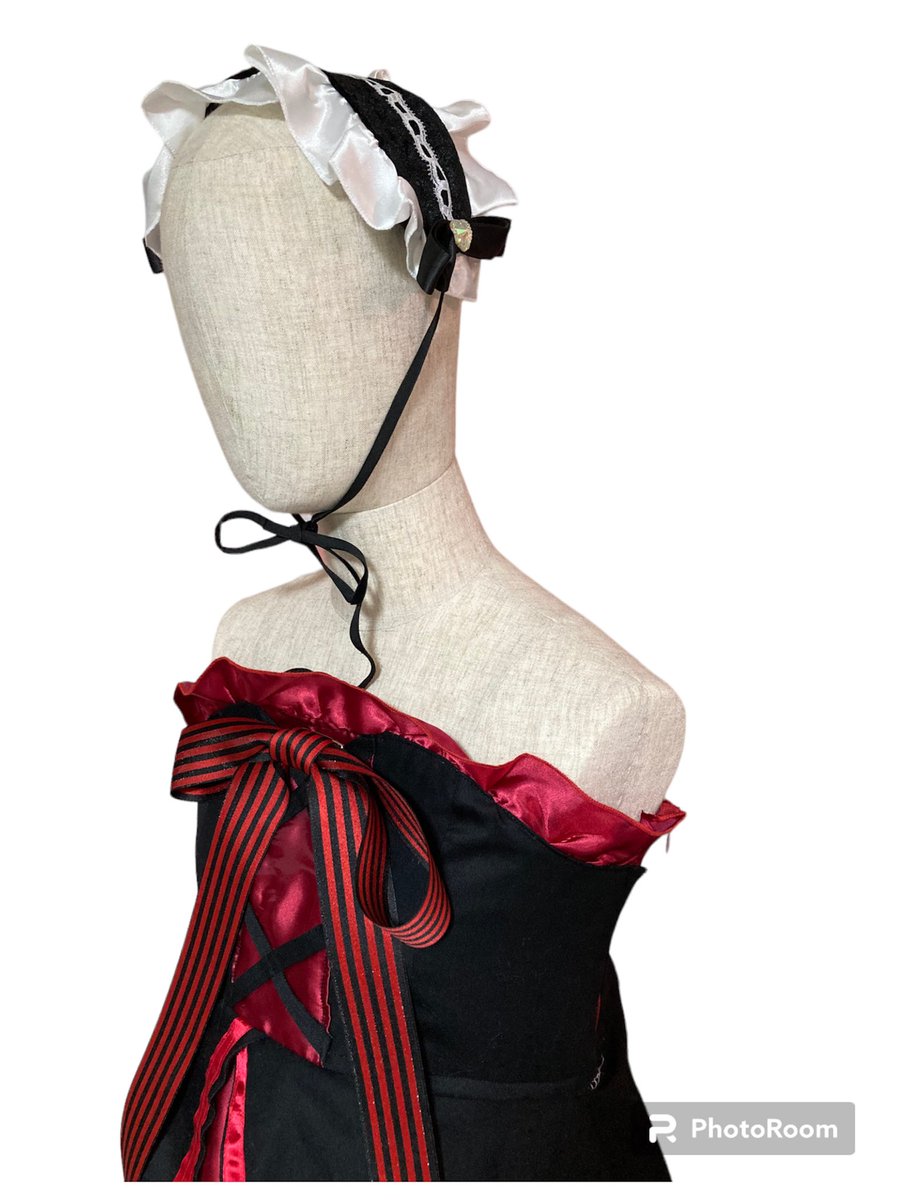 『コスプレ衣装製作』
邪神ちゃんドロップキックX

エキュート

製作期間24時間くらい
裾の形などが特徴的な衣装だったので
小さい模型作ってみたり、スカートと上の素材の組み合わせ考えてみたりとても楽しかった
特徴的な薔薇の模様や大胆な胸元も
可愛くできた

個人的には赤黒ロリータて夢がある