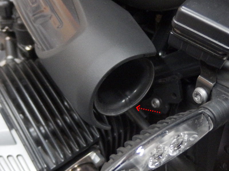 coldharry's tweet photo. R nineT の材質・仕上げの気になる箇所の一つ、吸気管入口の樹脂成型部分を思い切ってカットして、SUS製エア・ファンネルに換えてみた。比較的大径のキャブ車用の汎用品で、なかなかの質感。ウィンカーも小振りな #highsider 製"Bronx"に。

#bmwmotorrad #scrambler #rninet #rninetscrambler https://t.co/dzHfBDjhG3