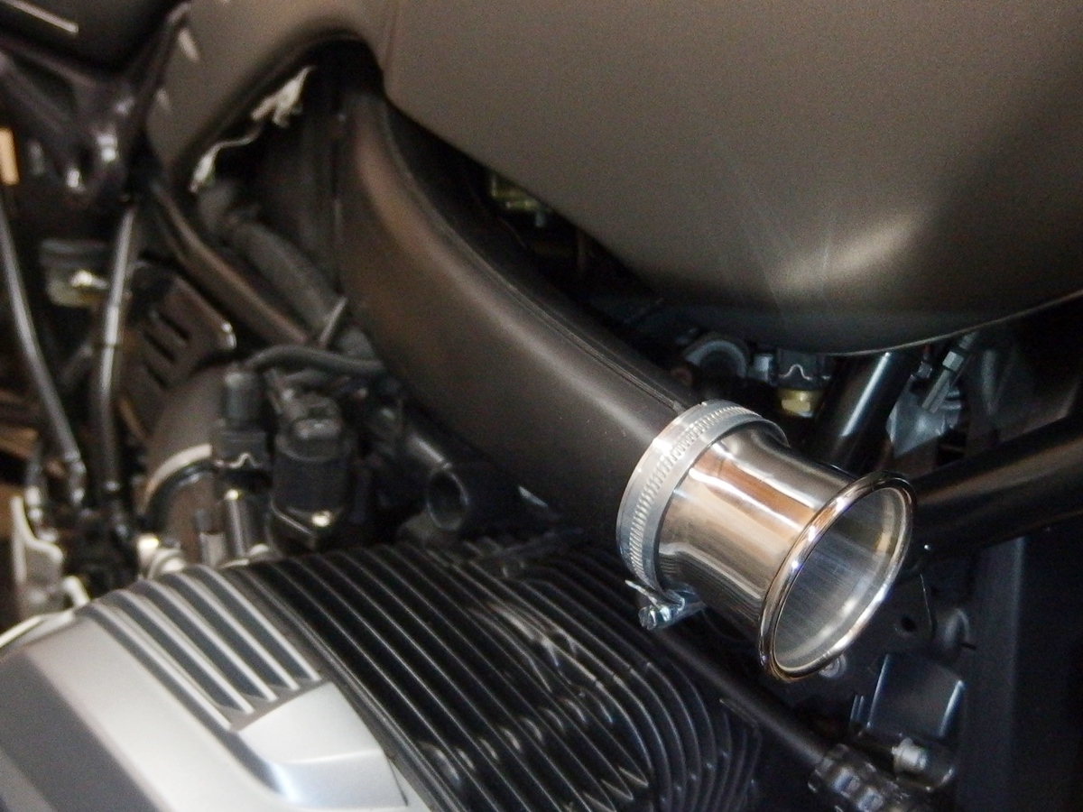 coldharry's tweet photo. R nineT の材質・仕上げの気になる箇所の一つ、吸気管入口の樹脂成型部分を思い切ってカットして、SUS製エア・ファンネルに換えてみた。比較的大径のキャブ車用の汎用品で、なかなかの質感。ウィンカーも小振りな #highsider 製"Bronx"に。

#bmwmotorrad #scrambler #rninet #rninetscrambler https://t.co/dzHfBDjhG3