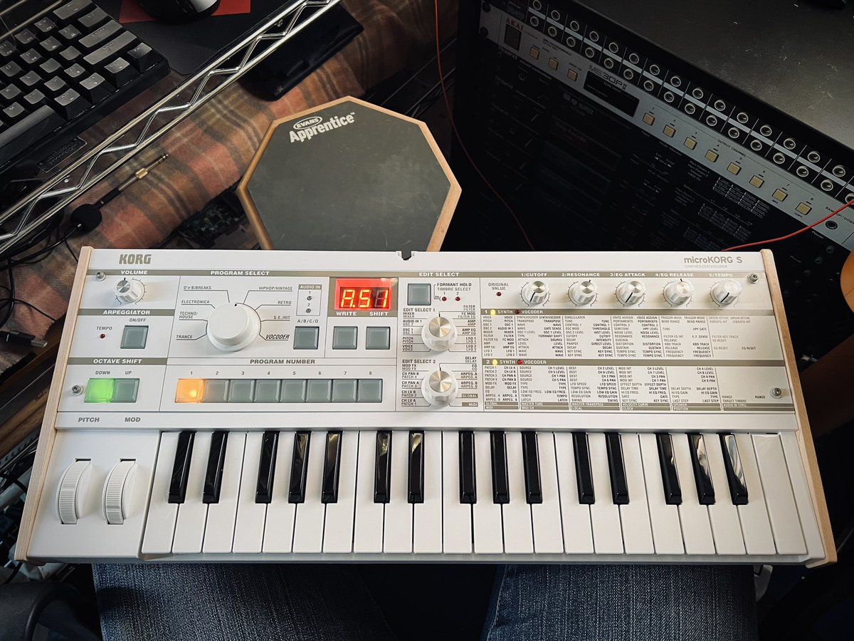 Space_Dimension's tweet photo. ユキヒロさんも好きだったmicroKORGもついに終了なのね。
このスピーカ付きモデル、いつも手元にあって、一番よく使う… https://t.co/6UZ1ccEuMt