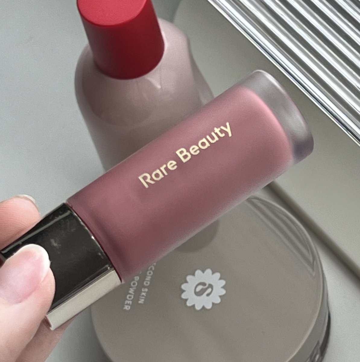 nchdaq's tweet photo. แก้มชมพูที่รู้สึกว่ามีงบหน่อยคือซื้อเถอะ เนื้อเกลี่ยง่าย ทน สีชัด rare beauty สี encourage สวยมาก เราชอบ happy แต่อันนั้นจะ everyday ขึ้น สดใสๆ อันนี้สวยเลย ออกงานได้ สีกลีบกุหลาบ ตุ่นๆ เราว่าเบลนได้กับทุกสีผิวเลย ดูแพง🌷🍒
: https://t.co/OLMZGUzCoL https://t.co/4sQfFtjQum