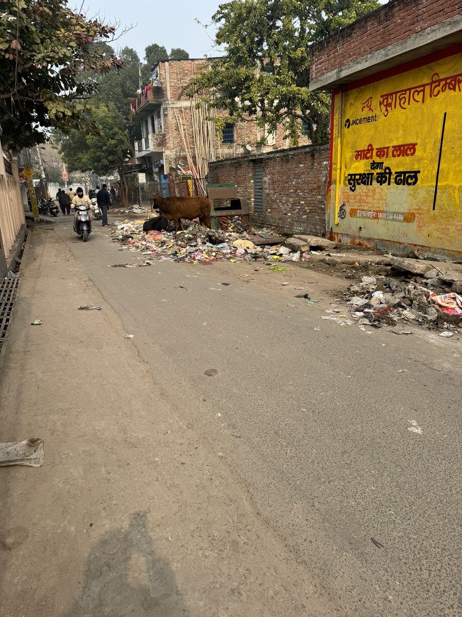 akhil1427rink's tweet photo. @myogioffice @myogiadityanath @AKSharmaOffice @Sushma_Kharkwal we have been complaining time and again to the local authorities about the garbage issue in Ayodhya Das ward 1&amp;2 but there is no action from there side.disheartened by their behaviour we have to share this on twitter https://t.co/krnzZBgpJW