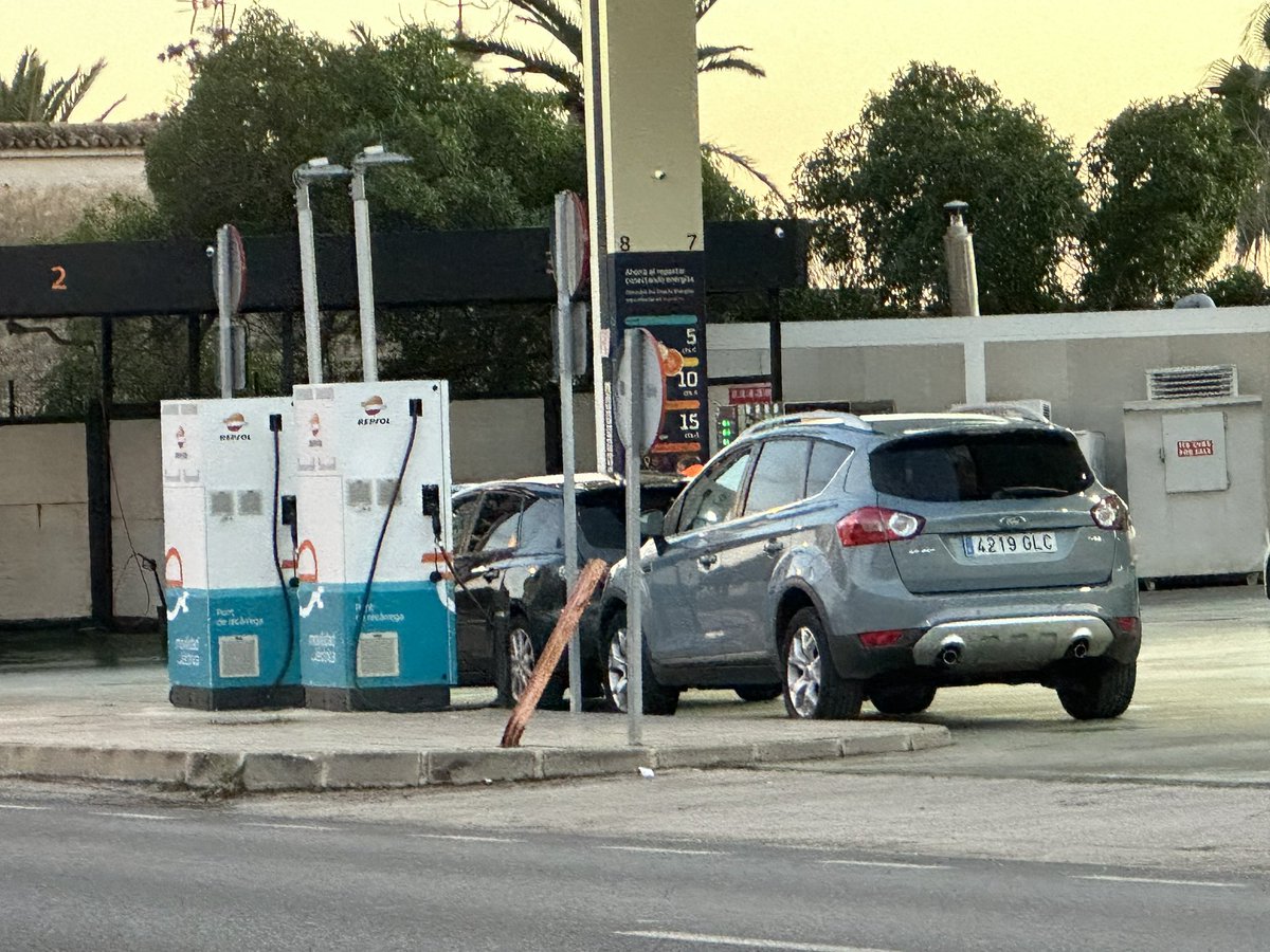 HacesVidal's tweet photo. ⁠@Repsol sigue instalando nuevos puntos de recarga. Estos en el Secar de la Real, el problema es que todos, todos y cada uno de esos puntos que hay muchos desde hace años en sus EESS están todos apagados. 🤷🏻‍♂️ https://t.co/oRHhp3AB9v
