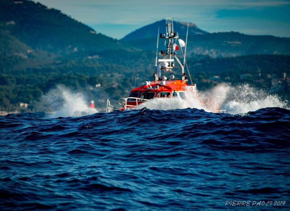 SNSMBANDOL's tweet photo. SNSM 
La vedette SNS 164 Saint Elme II des @SauveteursenMer de #Bandol 🆘️ dans le mauvais temps 🌬🌊
📸 Pierre Paoli
#sauveteursenmer #sauveteurs #secours #sauvetage #mer #mediterranee #Provence #cotedazur #var #detresse #assistance #associations #bénévoles #benevolat https://t.co/DEWvGFBeHz