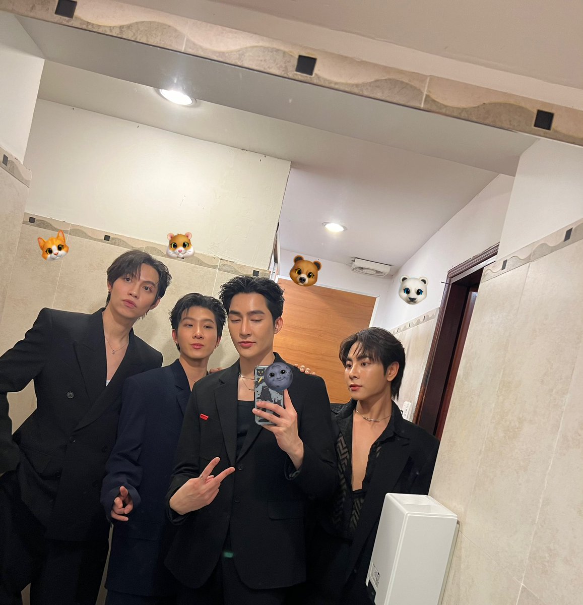 Earth_Pirapat's tweet photo. 😴 #28thAsianTelevisionAwards https://t.co/zCnplseRrQ
