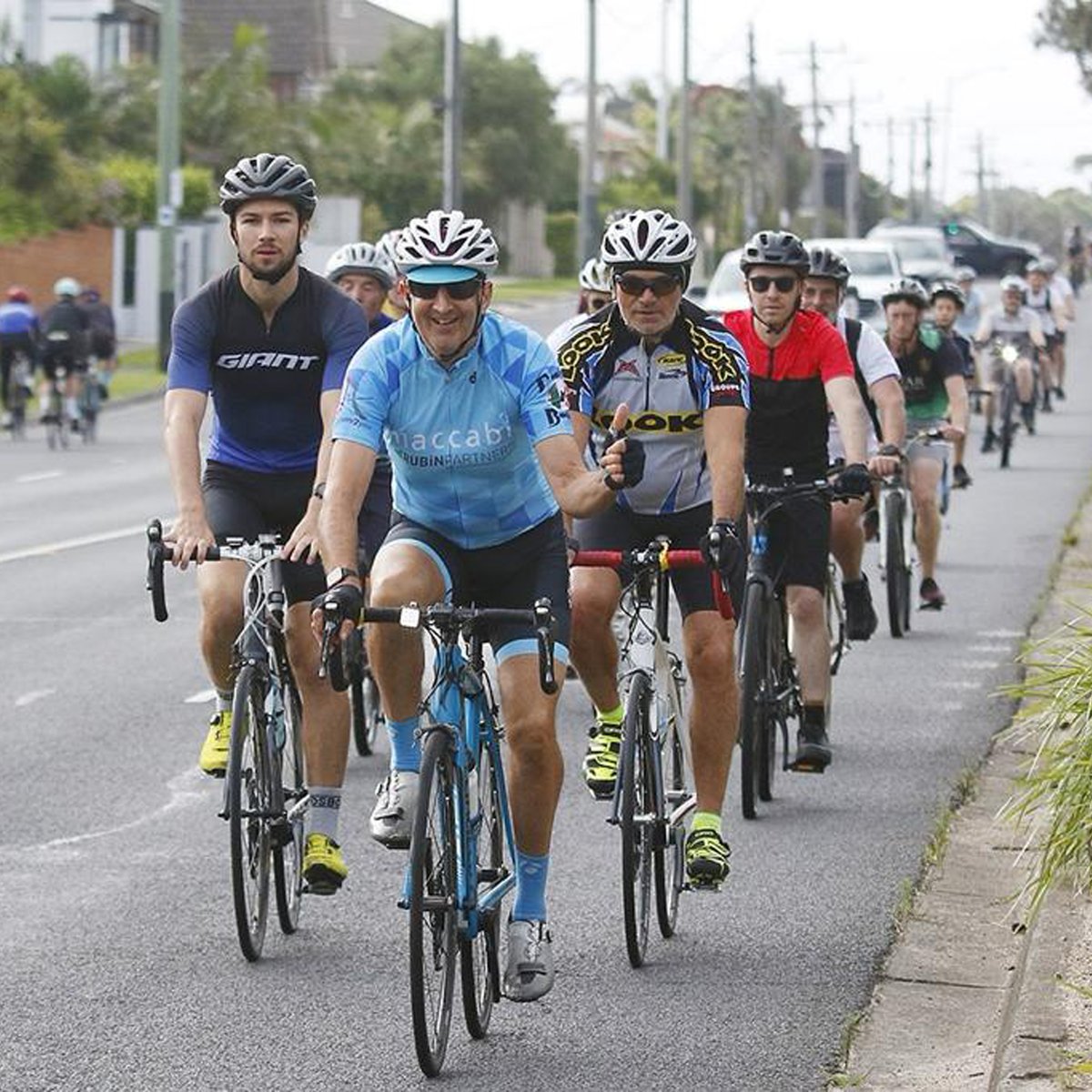 NSNCyclingTeam's tweet image. Elsewhere in Australia, over 1,000 people have congregated in Melbourne and Sydney, participating with yellow ribbons to advocate for the release of the 136 hostages who have been in captivity for over 100 days.

#RideToBringThemHomeNow 🎗️
@bringhomenow