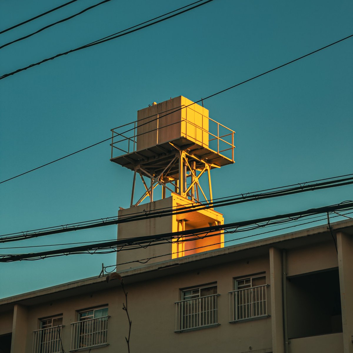 快晴のときの家前の貯水槽？に夕焼け当たるの綺麗で、フォトショで電線消してジャケ写にどうぞ

#iphone15pro