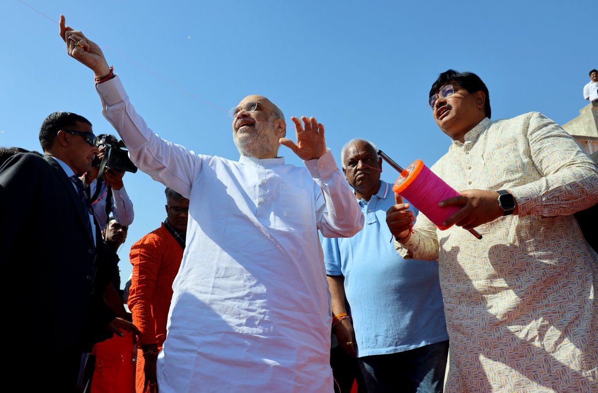 AmitShah's tweet photo. ગાંધીનગર લોકસભા ક્ષેત્રમાં સમાવિષ્ટ વેજલપુર વિધાનસભાની બહેનો અને ભાઈઓ સાથે ઉત્તરાયણ પતંગ મહોત્સવની ઉજવણી કરી.

गांधीनगर की वेजलपुर विधानसभा के बहनों-भाइयों के साथ उत्तरायण पतंग महोत्सव मनाया। https://t.co/yKUtOI6AMf