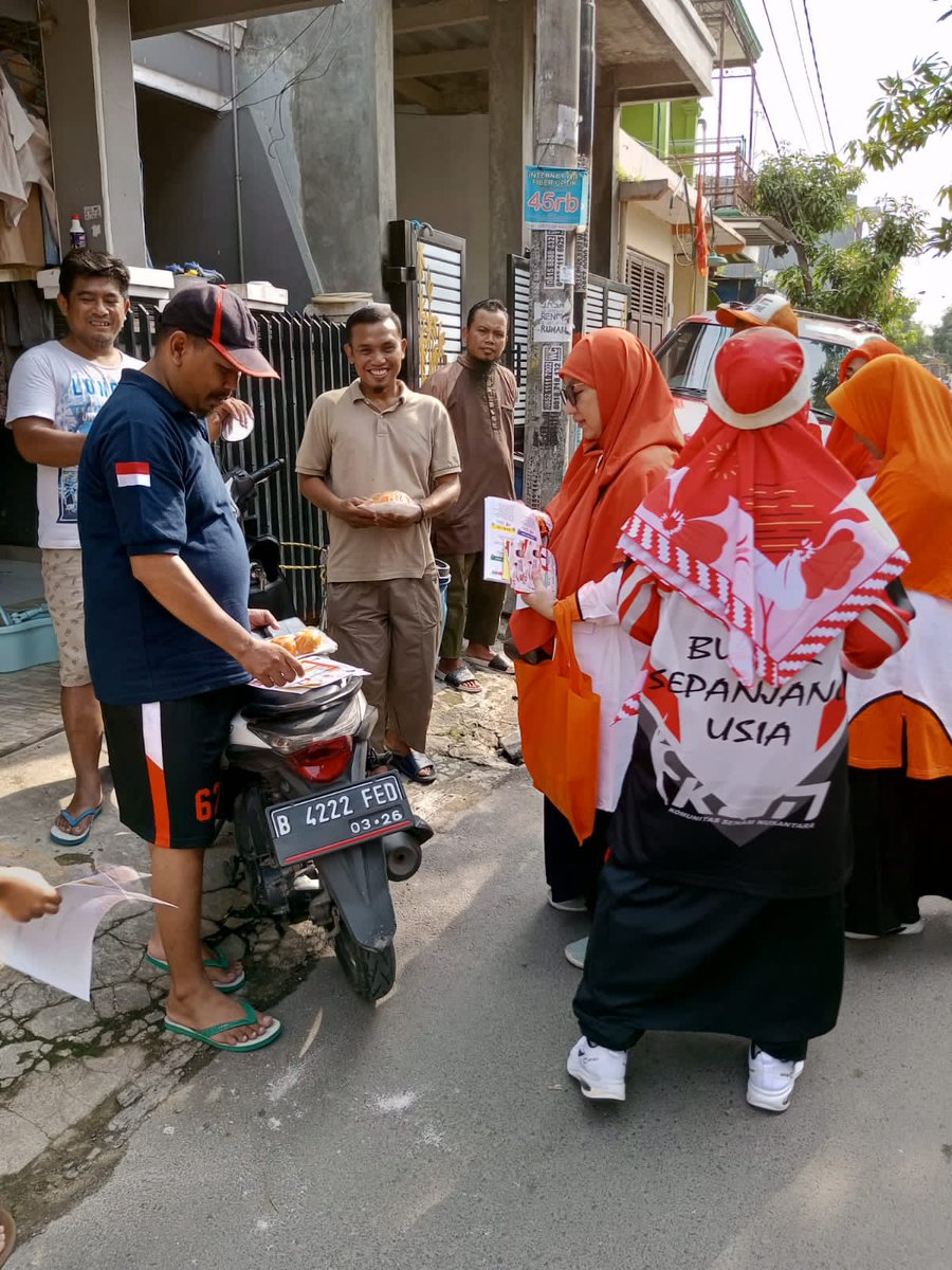 DrFeranida's tweet photo. Flashmob PKS dilanjutkan direct selling kpd masyarakat utk mensosialisasikan kampanye gagasan PKS dan AMIN
#seger8ener
#pks #partaikeadilansejahtera #pkspembelarakyat #pkspelayanrakyat 
#pksmenangrakyatsenang
#menangbersamarakyat #aniesbaswedan #aniespresiden2024 
#drferanida https://t.co/pn9gLddVWX