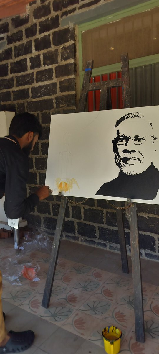 MYBharatHQ's tweet photo. 🎨 In the heart of the #YoungArtistCamp at the 27th #NationalYouthFestival2024, talented young artists immerse themselves in the magic of painting. Every stroke tells a story of creativity and expression. Join us in celebrating their artistic journey! 🖌️🌈 

#NYF2024  #Nashik https://t.co/yePaLwVjsI