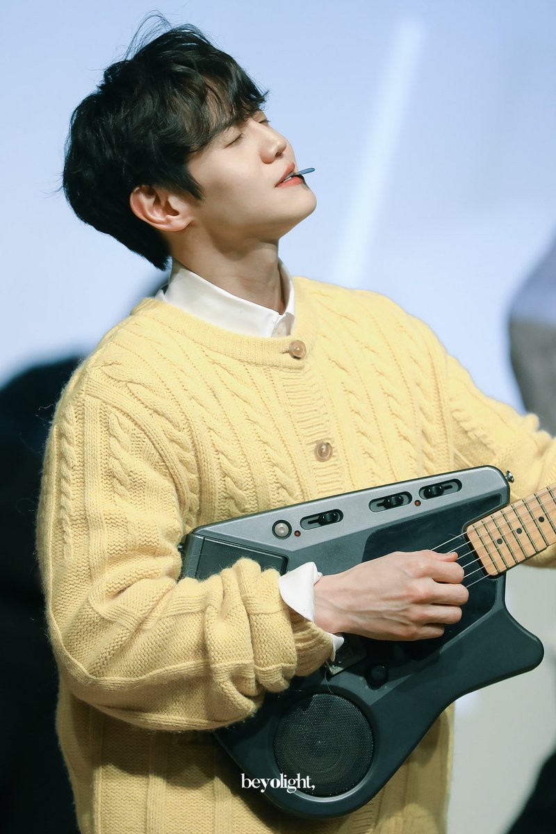 beYOlight's tweet photo. 240113 시그 팬싸💛

우리 기타남 🎸❣️

#요섭 #양요섭
#하이라이트 https://t.co/vqbpup08os