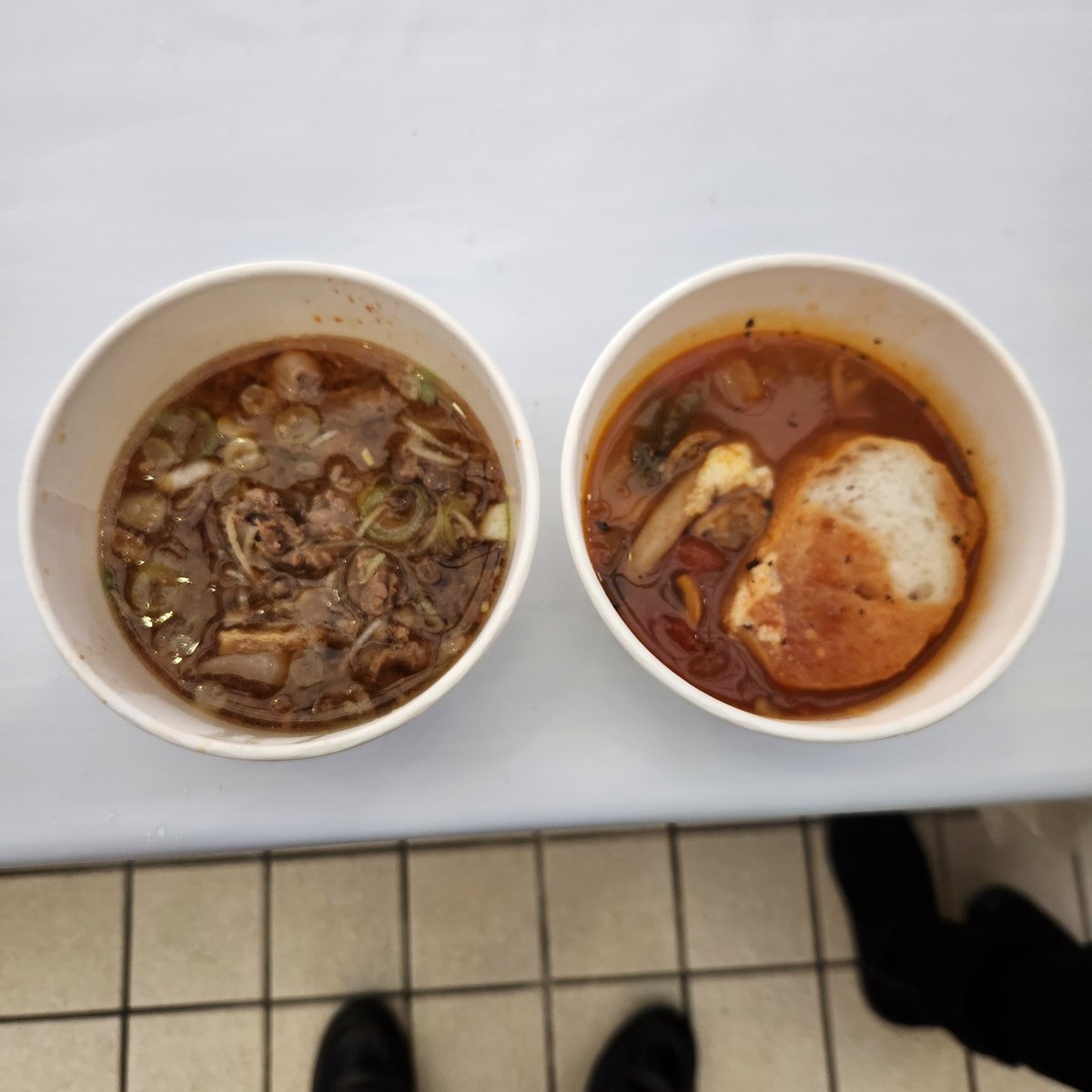 jun1nuj1's tweet photo. 昨日、妻と一緒に日本海高岡なべ祭りに行ってきた。
妻は海鮮イタリアン・トマト、自分はジビエ鍋(しし鍋🐗)を食べました。
外は⛄が降り風も強くなり始め、とても寒かった❄ https://t.co/UxYlRRBnc4