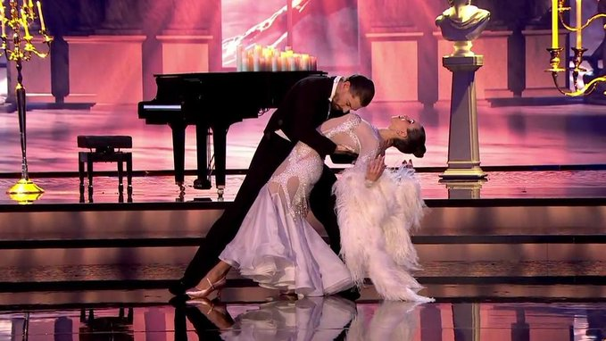 Dos30TV's tweet photo. El estreno de 🪩 #BailandoConLasEstrellas en la noche de @telecincoes gusta al 13.3% de cuota, 1.226.000 espectadores y es visto por 4.617.000 contactos únicos diferentes

+29.3% de plusvalías

Líder de su franja de 22:01 a 01:56 horas

#QueVivaLaTele #Audiencias https://t.co/YhRstaKVUz