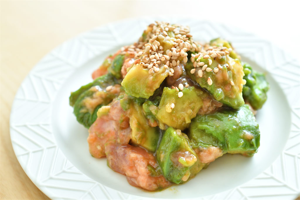 tetsublogorg's tweet photo. 【お願い】
アボカドを食べてーー！！
アボカドを食べてーー！！
アボカドを食べてーー！！

アボカド（1個分）
たたいたサーモン（約50g）
めんつゆ（2倍濃縮・大さじ1）
ゴマ油（小さじ1）
チューブにんにく（小さじ1/2）
白いりゴマ（適量）

材料を和えるとめちゃうまサーモンポキに！

試してみて https://t.co/XaKNJDIADt