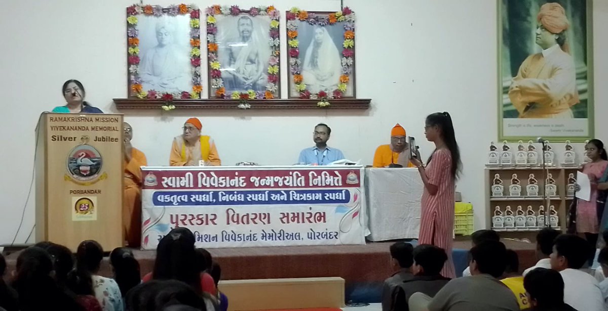 Congratulations to Miss Diva Sandip Soni & Miss Mahek Kakkad as they clinched 1st position in Painting & Elocution competition at #NationalYouthDay'24 event organised by #RamakrishnaMission #Porbandar and made @IN_NCSPbd proud.

#IndianNavy
#NCSPorbandar 
#StudentAchievements