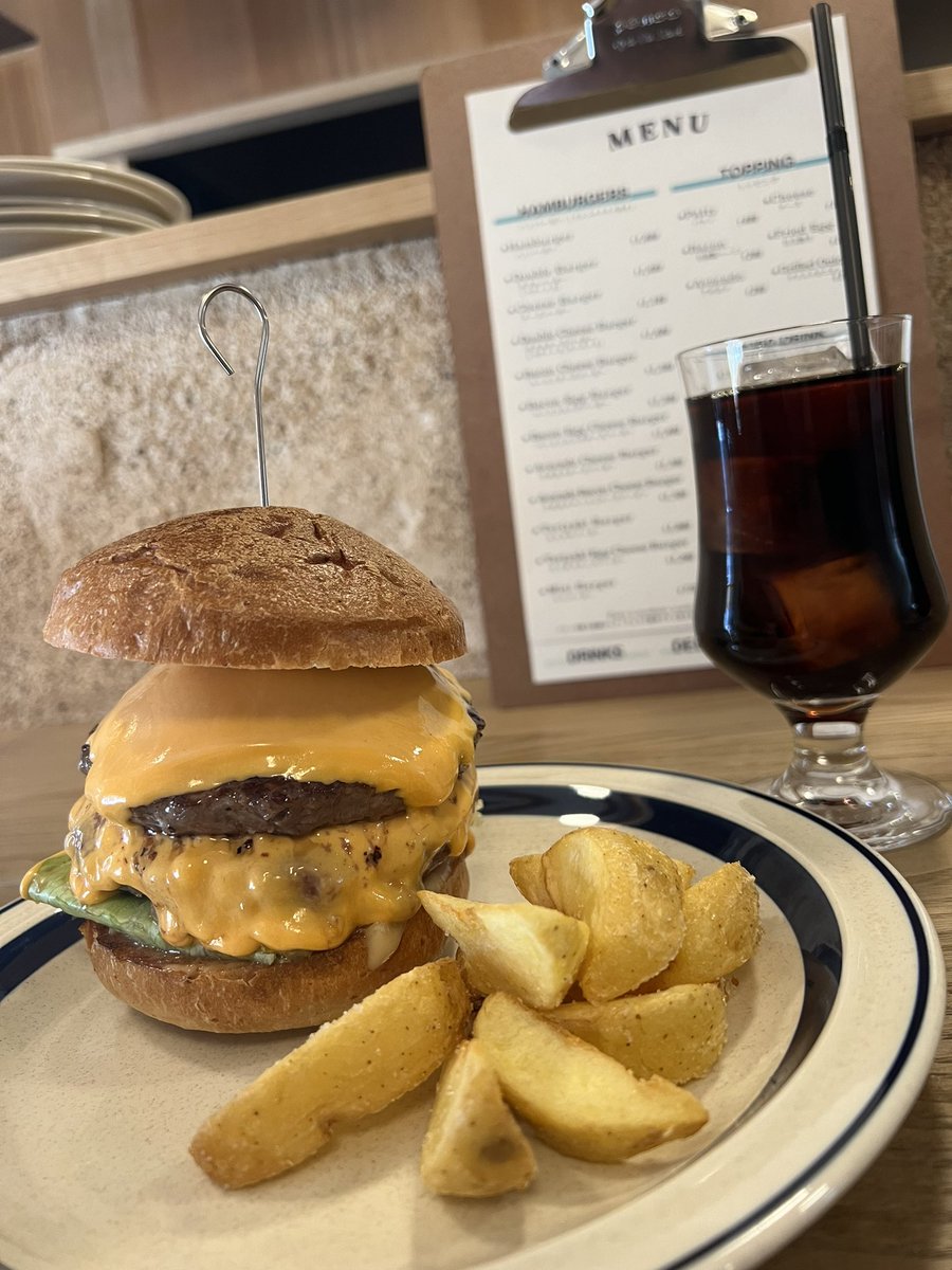 AndanteAnc's tweet photo. ベーコン🥓エッグチーズ🧀バーガー🍔と、相方様はダブルチーズバーガー🍔。ここのハンバーガー、福岡一美味しいと思ってる。ダイエットしないといけないのに。あぁ、お腹いっぱい🫠 https://t.co/8ktblZKko5