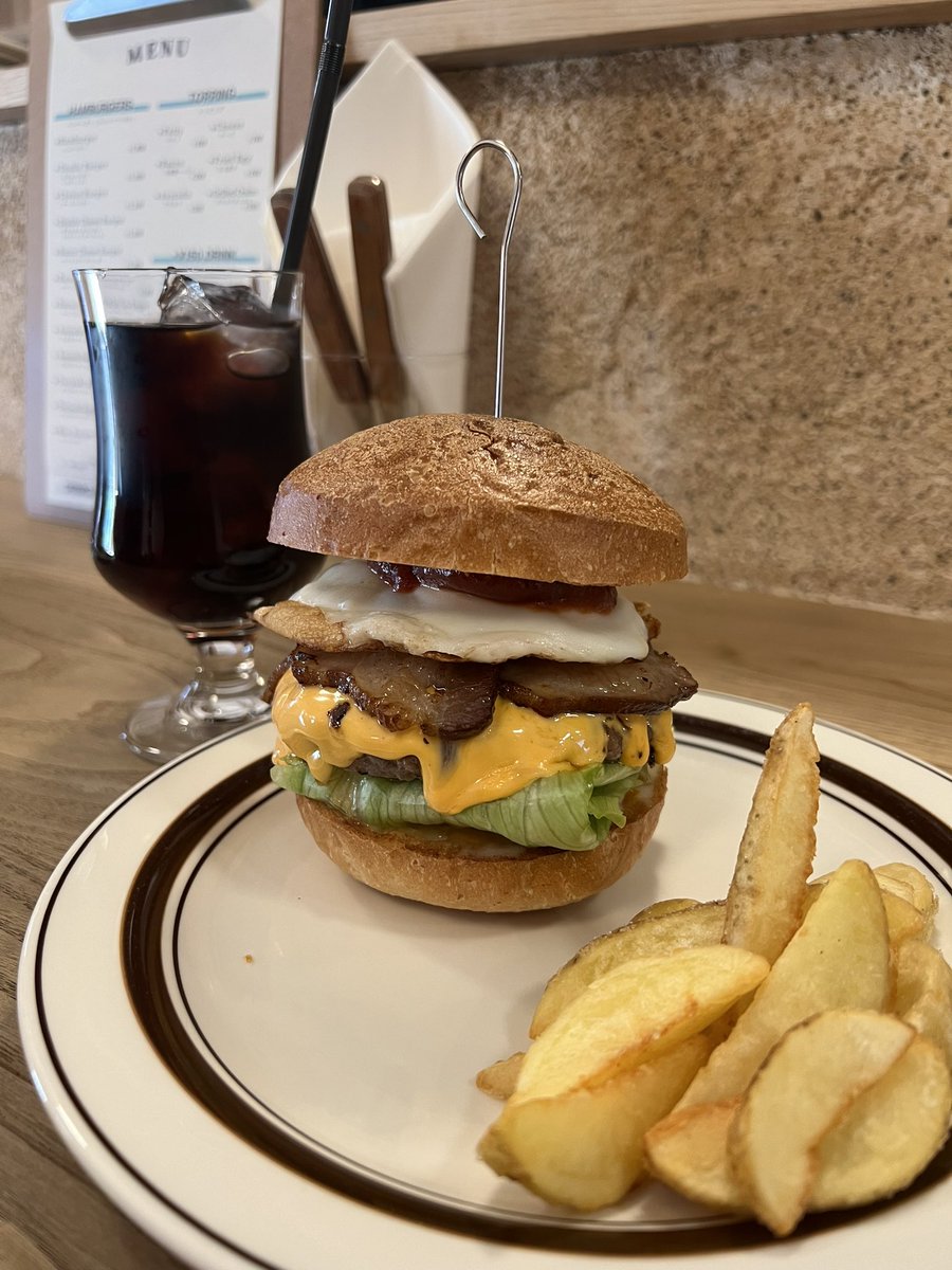 AndanteAnc's tweet photo. ベーコン🥓エッグチーズ🧀バーガー🍔と、相方様はダブルチーズバーガー🍔。ここのハンバーガー、福岡一美味しいと思ってる。ダイエットしないといけないのに。あぁ、お腹いっぱい🫠 https://t.co/8ktblZKko5