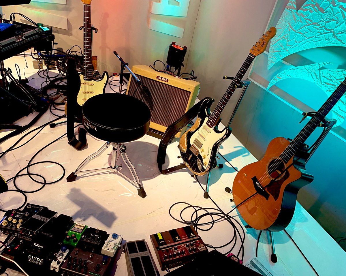 saburou_guitar's tweet photo. 本日は収録！
最近はSoundSpriteのシールド、電源、箱が大活躍⭐️
特に電源は、照明ノイズの大きい現場でも間に入れるだけで ノイズも無くなって手放せない品。
小さな箱から大きいホールやドームまで、これあるだけでノンストレス。
ノイズに悩みやすいギタリストにホントおすすめ。
#SoundSprite https://t.co/S2y6ujcYrG