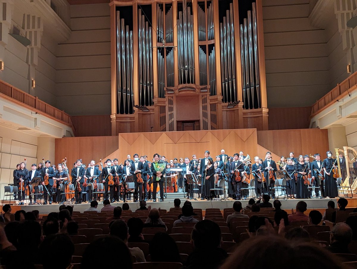 今日はアマチュアオーケストラのアウロラフィルの演奏会に出かけた。前回は4年前、マーラーの復活。今回はこれまた大作のブルックナー交響曲8番。私の大好きな曲。前日、ティーレマン／ウィーンフィルの同曲をCDで聴いたが、これが酷い演奏で、今日の坂入健司郎さんの演奏の方が素晴らしいかった。