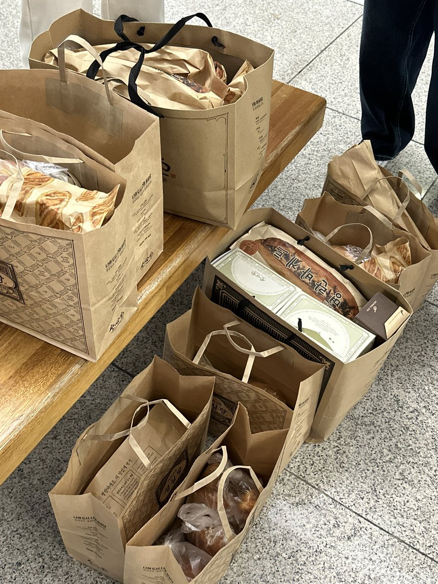 대전 가서 냅다 먹기만 한 우리 진짜 먹는 사진만 잔뜩인 이슈 여러분 요번 대전 여행도 하루 종일 웃다가 가는 거 같네요 너무 즐거웠고 우리킹티는 비밀이지만 🤫그것도 너무 재밌었어 다음에 또 가자 여행 틴랑해 ❤(우리 빵 쓸어옴) (<a href="/kkamujag1/">까무작</a> )