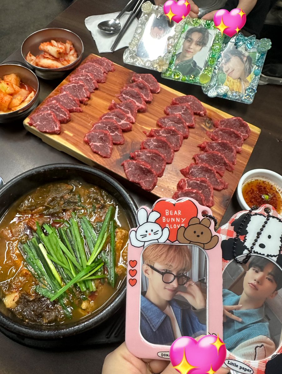 hodeng7272's tweet photo. 대전 가서 냅다 먹기만 한 우리 진짜 먹는 사진만 잔뜩인 이슈 여러분 요번 대전 여행도 하루 종일 웃다가 가는 거 같네요 너무 즐거웠고 우리킹티는 비밀이지만 🤫그것도 너무 재밌었어 다음에 또 가자 여행 틴랑해 ❤(우리 빵 쓸어옴) (@kkamujag1 ) https://t.co/n7p3Zf9vfy