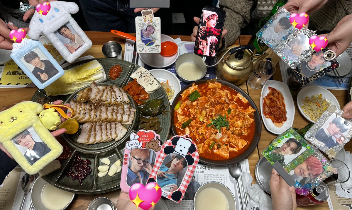 hodeng7272's tweet photo. 대전 가서 냅다 먹기만 한 우리 진짜 먹는 사진만 잔뜩인 이슈 여러분 요번 대전 여행도 하루 종일 웃다가 가는 거 같네요 너무 즐거웠고 우리킹티는 비밀이지만 🤫그것도 너무 재밌었어 다음에 또 가자 여행 틴랑해 ❤(우리 빵 쓸어옴) (@kkamujag1 ) https://t.co/n7p3Zf9vfy