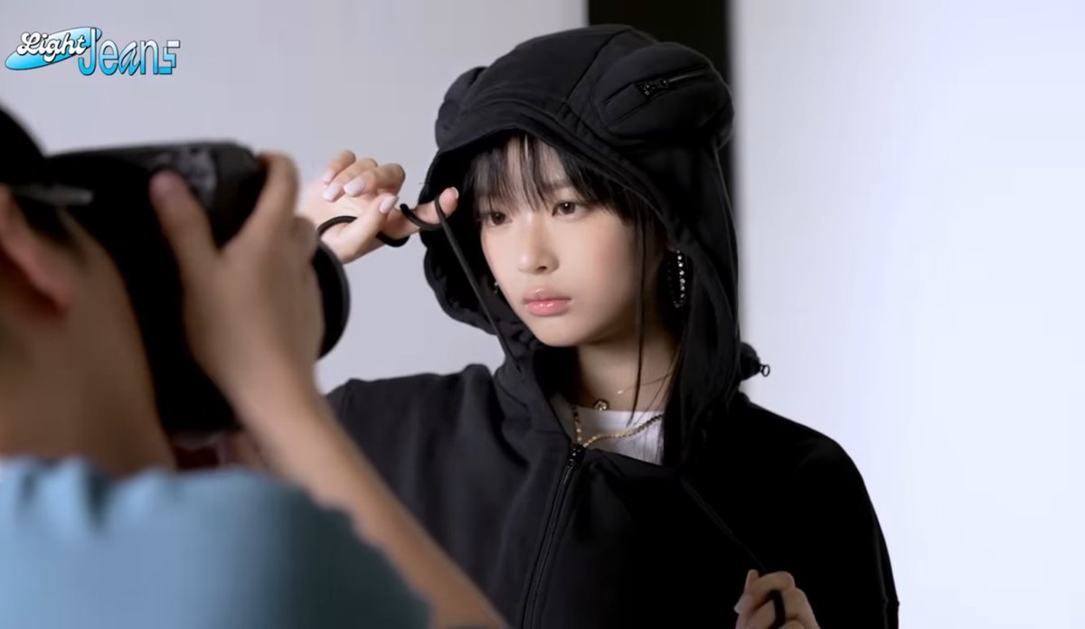 bwntel's tweet photo. [Light Jeans] Hanni ELLE Photoshoot Behind. 

🔗 : https://t.co/SJVYtxzyp7 https://t.co/nzBVs9vZWv