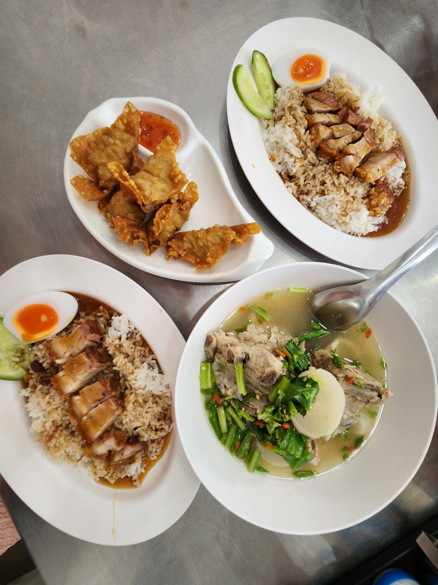 thaifoodies2's tweet photo. #จินเต๋อ ท่าข้าม พระราม2 
เมนูข้าวหมูแดง ข้าวหมูกรอบ เกี๊ยวทอด เล้งแซ่บ จนถึงก๋วยเตี๋ยว 
😋ข้าวหมูกรอบ น้ำราดข้นกำลังดี หวานปลาย ๆ หมูกรอบ กรอบฟู ทุกชิ้นมีมันแทรกกำลังดี เสิร์ฟพร้อมไข่ยางมะตูม (ทานคู่ พริกดอง, แตงกวา) #อร่อยบอกต่อ @aroii https://t.co/40cxNNlwlC