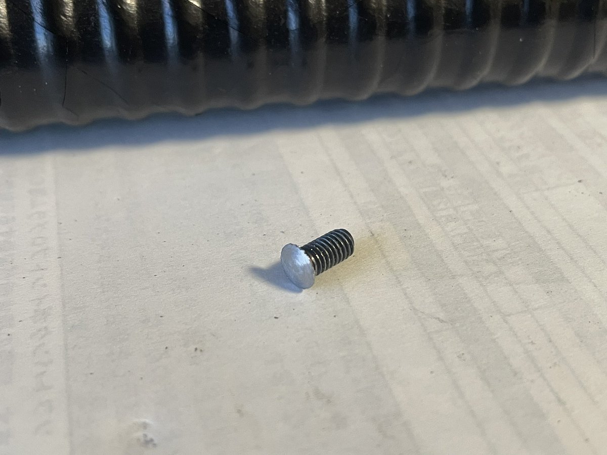 cobra6221's tweet photo. M60ハンドガード廃棄品リビルトチャレンジ
サビ落としも終わりリベット風ビスもひとつ終わったところで嫁から騒音と振動苦情が入り中断(笑)
#M60
#BMINDUSTRY https://t.co/13EC4nZX31