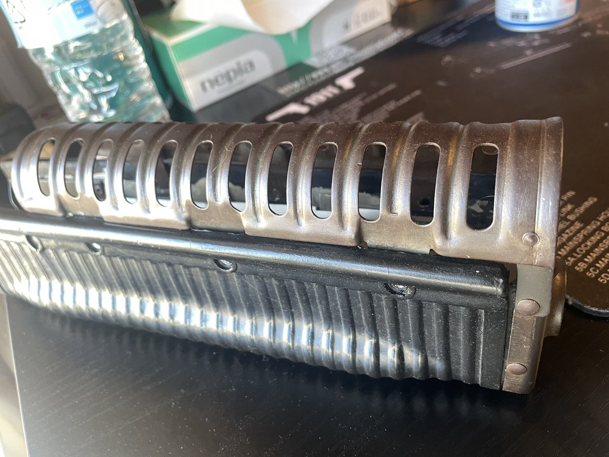 cobra6221's tweet photo. M60ハンドガード廃棄品リビルトチャレンジ
サビ落としも終わりリベット風ビスもひとつ終わったところで嫁から騒音と振動苦情が入り中断(笑)
#M60
#BMINDUSTRY https://t.co/13EC4nZX31