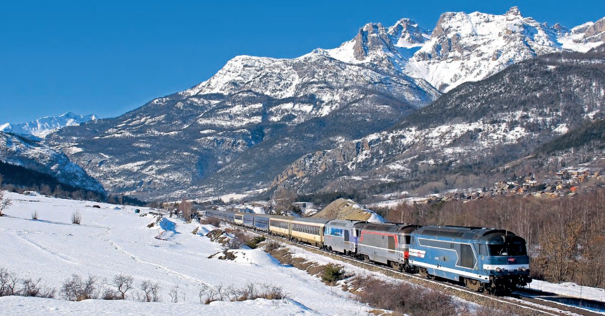 CheminsdeFerTC's tweet photo. En fév. 2016, un train de nuit approche de Briançon. Il a fallu un UM de 3 #BB67000 et #BB67400 pour le hisser jusqu'à la localité de #VillarSaintPancrace juste avant la gare terminus de la ligne.
Auteur : S. Fragman par https://t.co/MLZpvdHwwn https://t.co/bogM68feJH