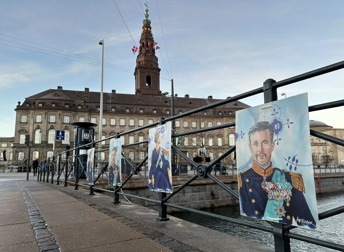 Auf Schloss Christiansborg wird heute dänische Geschichte geschrieben: Königin Margrethe überlässt ihrem Sohn Kronprinz Frederik nach 52-jähriger Regentschaft vorzeitig den Thron. Es ist die erste freiwillige Abdankung zu Lebzeiten in 🇩🇰 seit rund 878 Jahren. #dpareporter