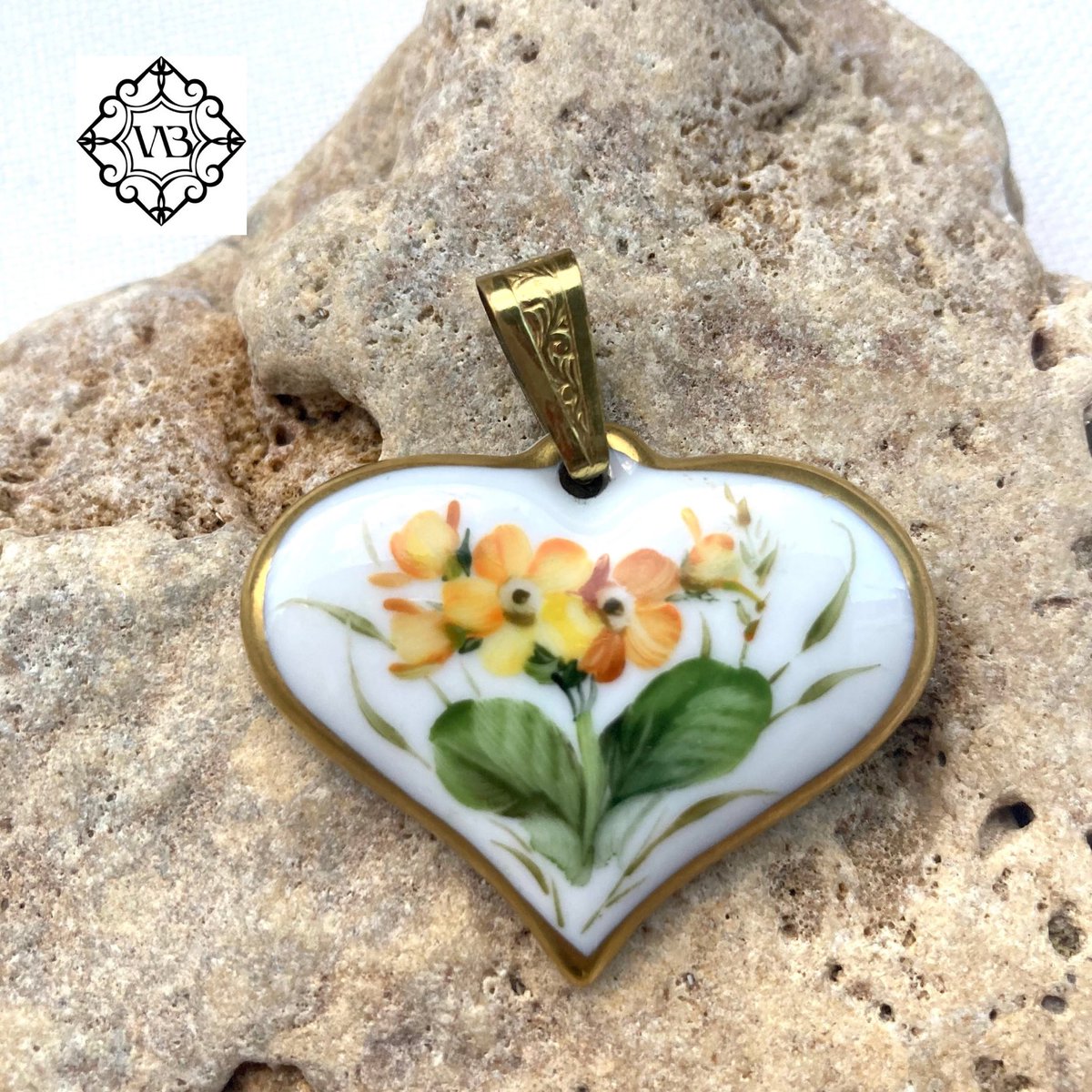 Beautiful vintage Rosenthal heart pendant . Available in my #etsyshop .#Rosenthal #porcelainpendant #handmadependant  #valentinesday #heartpendant 

vintartbox.etsy.com/listing/161220…