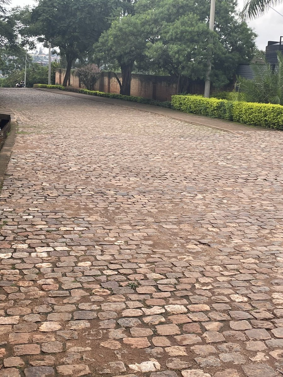 MKayisire's tweet photo. #Cobblestone vs #ChipSeal paving for neighborhood streets (ruelles de quartier) across the city of #KGL Let’s discuss PRO and CONS!!
📸 6Yrs old Chipseal street in #Kacyiru (left) VS +20Yrs old Cobbledstone street in #Remera (right)
@CityofKigali https://t.co/SqkskuphG5