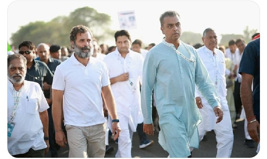 follow_amj's tweet photo. Hello Then-di @vijaythottathil
In name of
"Donate for Desh",Congress is using it to book a full plane
But your Pot-ten @RahulGandhi
Will give gyan on gareebi Hatao & Adani.
Now ask your Pot-ten,Will this money will go to Adani.
Now say two words for Milind Deora ๐
#PooriMon https://t.co/8oxR5z2n2n