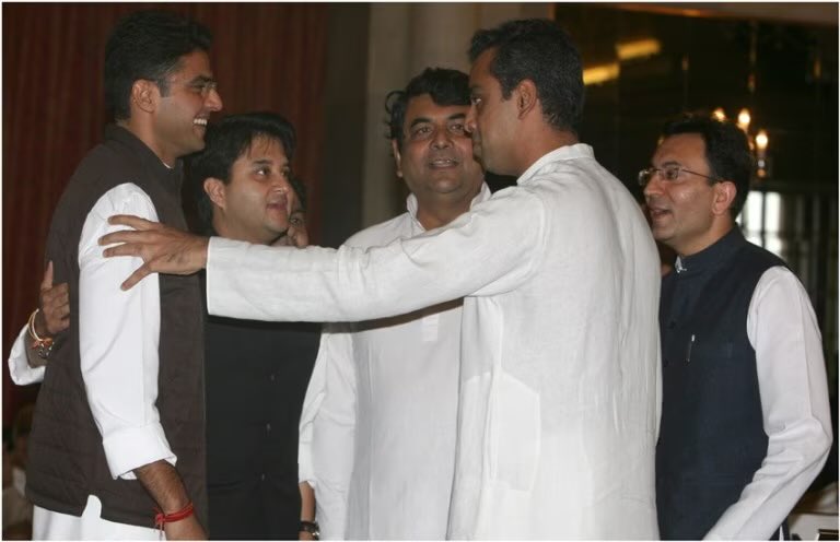 follow_amj's tweet photo. Hello Then-di @vijaythottathil
In name of
"Donate for Desh",Congress is using it to book a full plane
But your Pot-ten @RahulGandhi
Will give gyan on gareebi Hatao & Adani.
Now ask your Pot-ten,Will this money will go to Adani.
Now say two words for Milind Deora ๐
#PooriMon https://t.co/8oxR5z2n2n