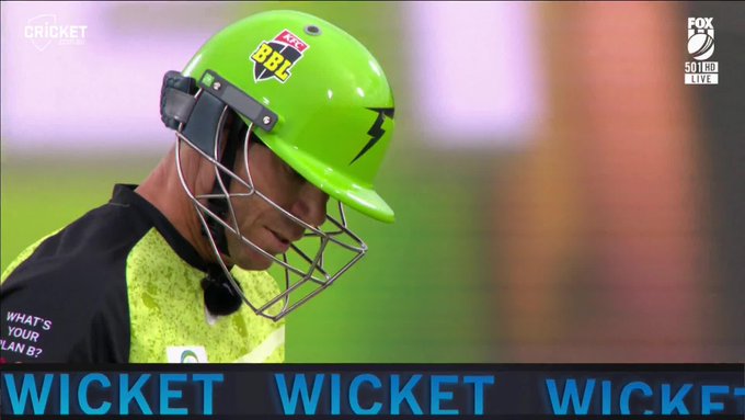Warner goes early! 👐 📹 Credits: Twitter/BBL