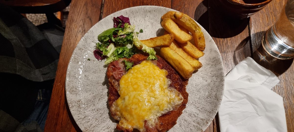 The Swallows Return, Worthing.

No steak nor fish & chips available at the time 👎

Mac & cheese was okay, left me hungry. Chicken schnitzel with 11 chips was good!

#vintageinn #countrypub #food