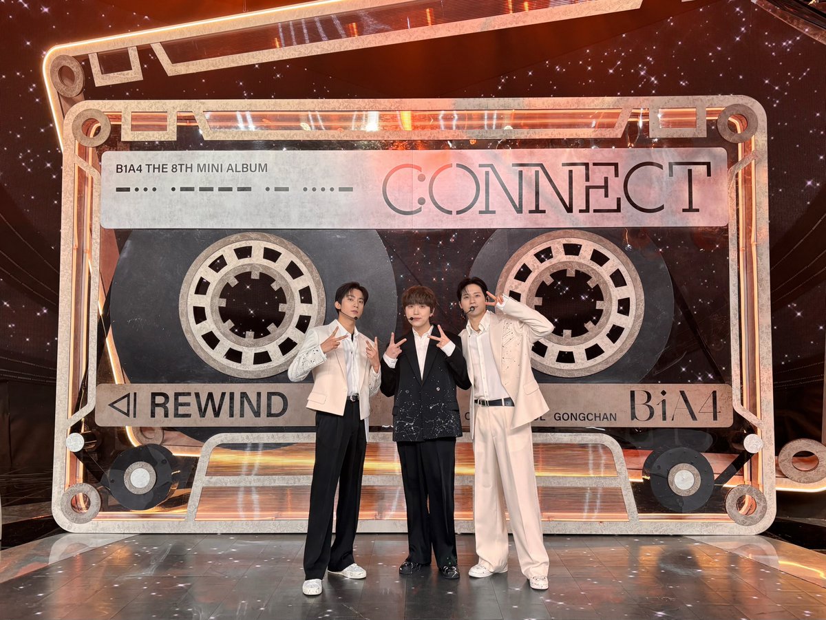 _B1A4OFFICIAL's tweet photo. [#B1A4Story] SBS 인기가요 📸

바나들의 열정 가득한 함성소리로 가득 채워졌던 오늘의 무대💚
덕분에 이번 주 막방을 행복하게 마무리했습니다!
다음주에도 열정 가득한 모습으로 만나요🤗

#B1A4
#REWIND #CONNECT https://t.co/3ejIC4ppjL