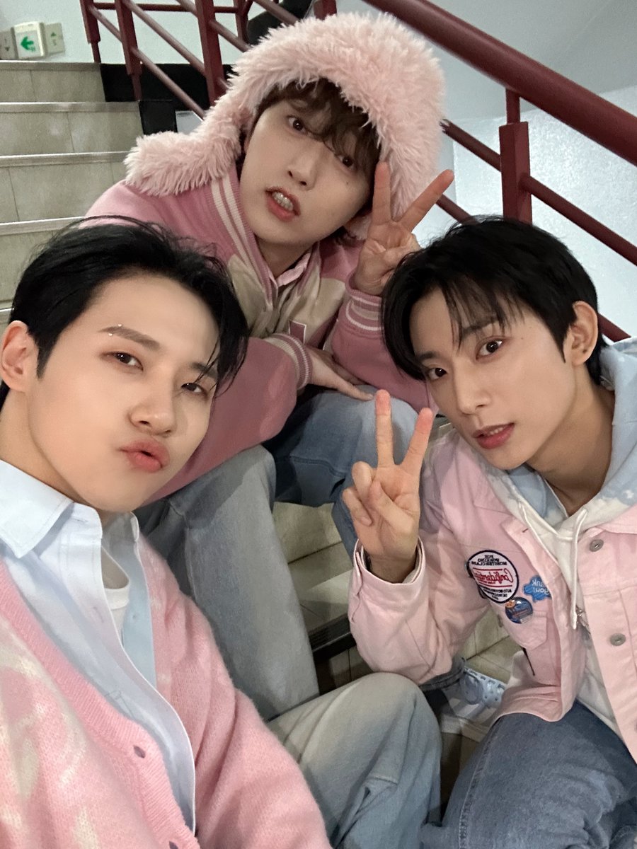 _B1A4OFFICIAL's tweet photo. [#B1A4Story] SBS 인기가요 📸

바나들의 열정 가득한 함성소리로 가득 채워졌던 오늘의 무대💚
덕분에 이번 주 막방을 행복하게 마무리했습니다!
다음주에도 열정 가득한 모습으로 만나요🤗

#B1A4
#REWIND #CONNECT https://t.co/3ejIC4ppjL