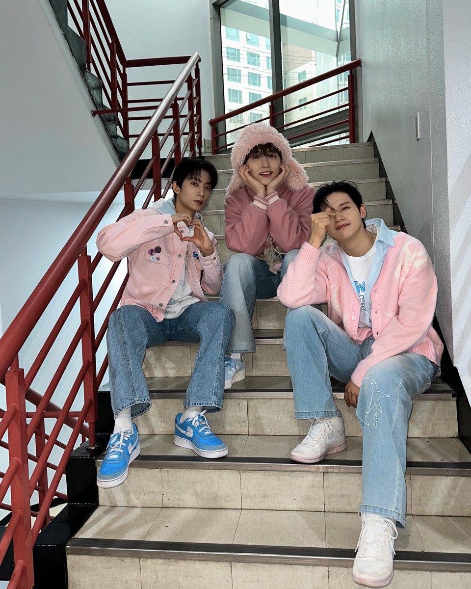 _B1A4OFFICIAL's tweet photo. [#B1A4Story] SBS 인기가요 📸

바나들의 열정 가득한 함성소리로 가득 채워졌던 오늘의 무대💚
덕분에 이번 주 막방을 행복하게 마무리했습니다!
다음주에도 열정 가득한 모습으로 만나요🤗

#B1A4
#REWIND #CONNECT https://t.co/3ejIC4ppjL
