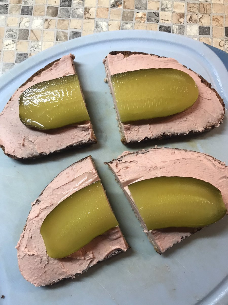 Und direkt 'ne neue Folge #KeinPardon und natürlich gibbet Schnittchen, wie von Schlönzkes dazu. 🙌🏻